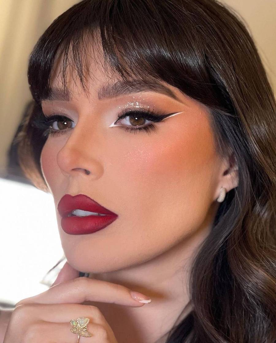 مدل آرایش با رژ قرمز ساده