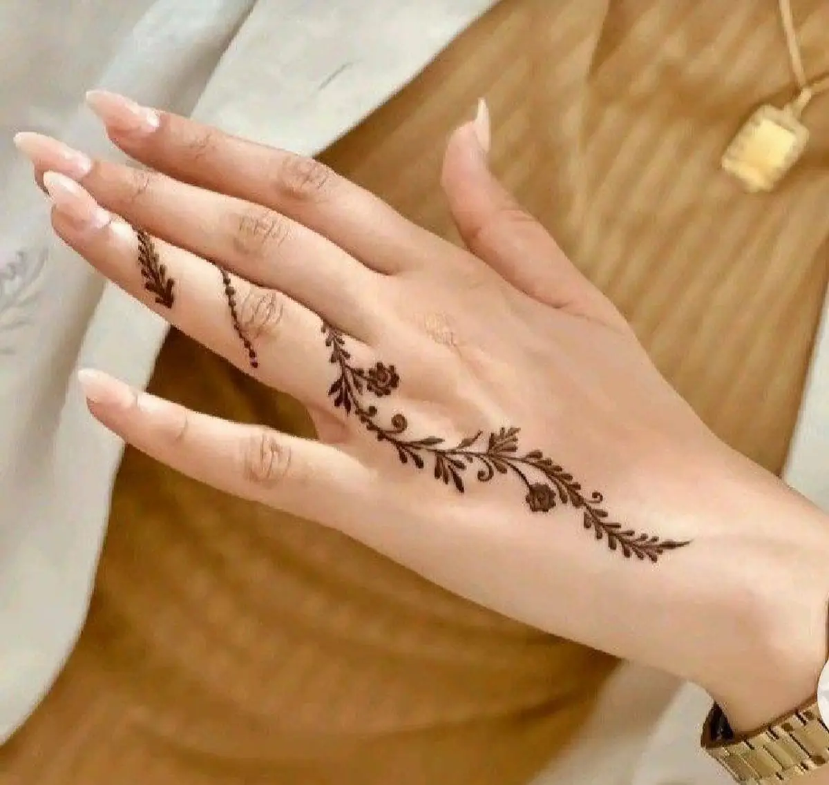 نقش حنای پشت دست 
