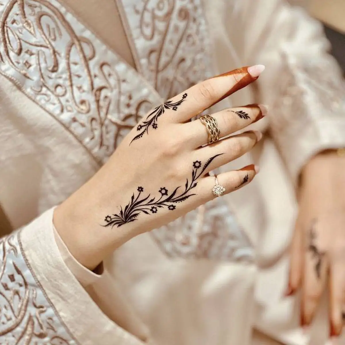 طراحی حنا هندی روی دست 1403