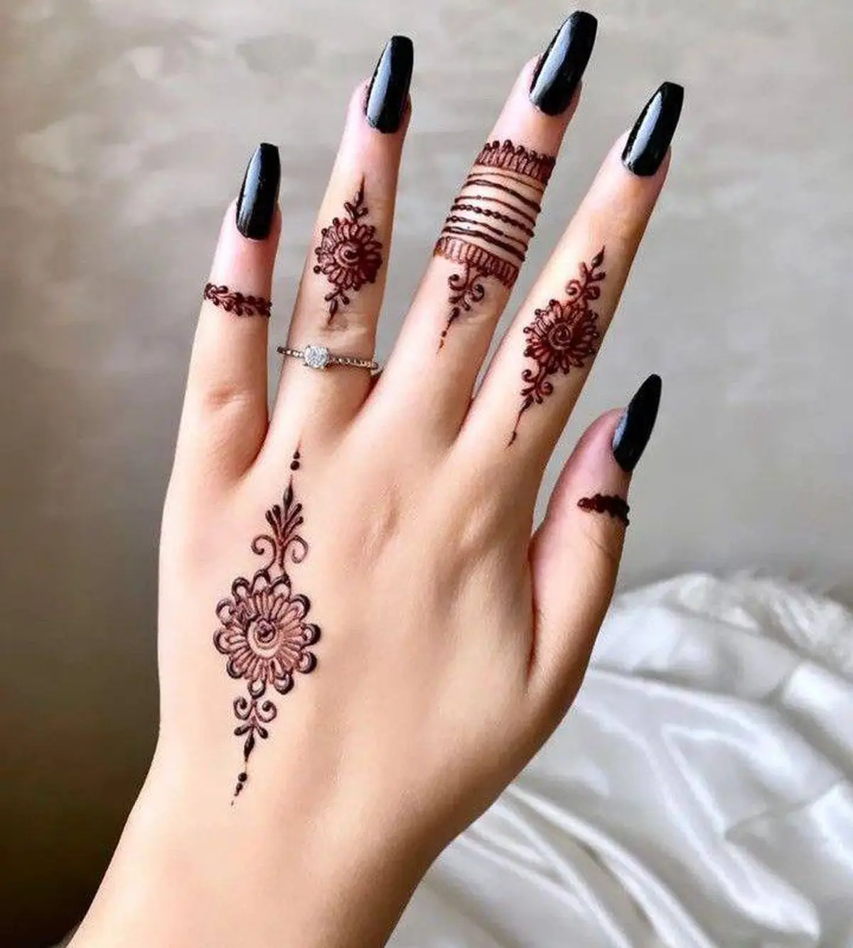 طراحی حنا روی دست 1403