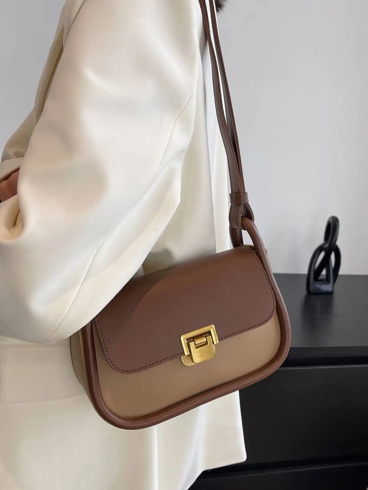 کیف چرمی دوشی زنانه ساده