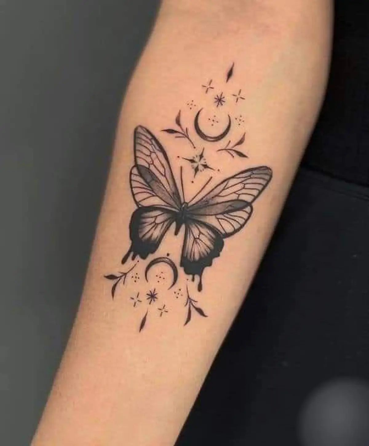طرح تاتو روی ساعد دست نوشته 