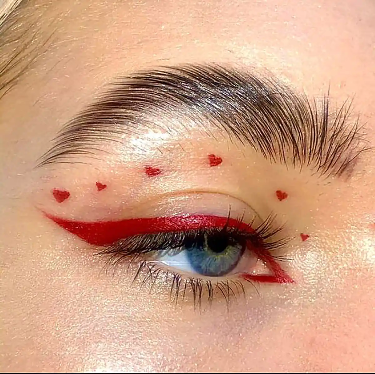خط چشم رنگی اکلیلی 