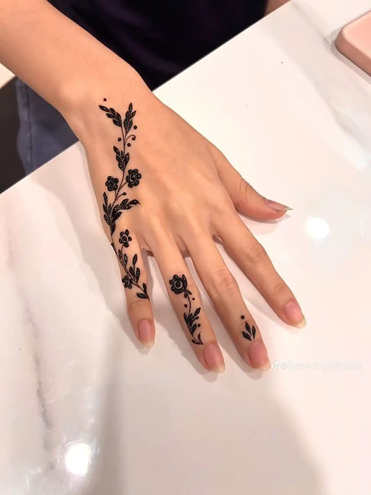 طرح حنا هندی روی دست 