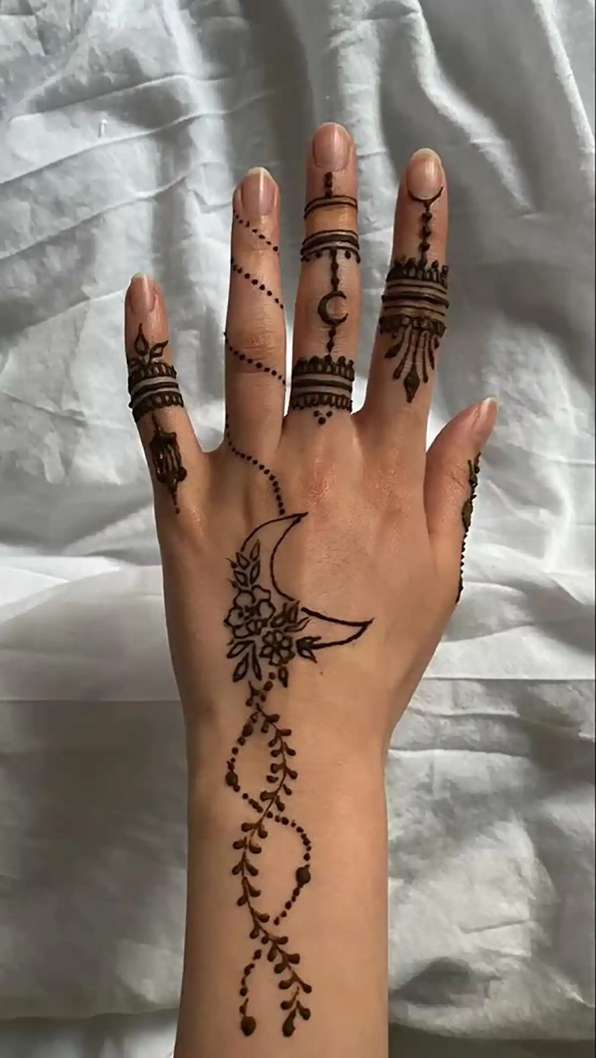 طراحی خوشگل با حنا روی دست 
