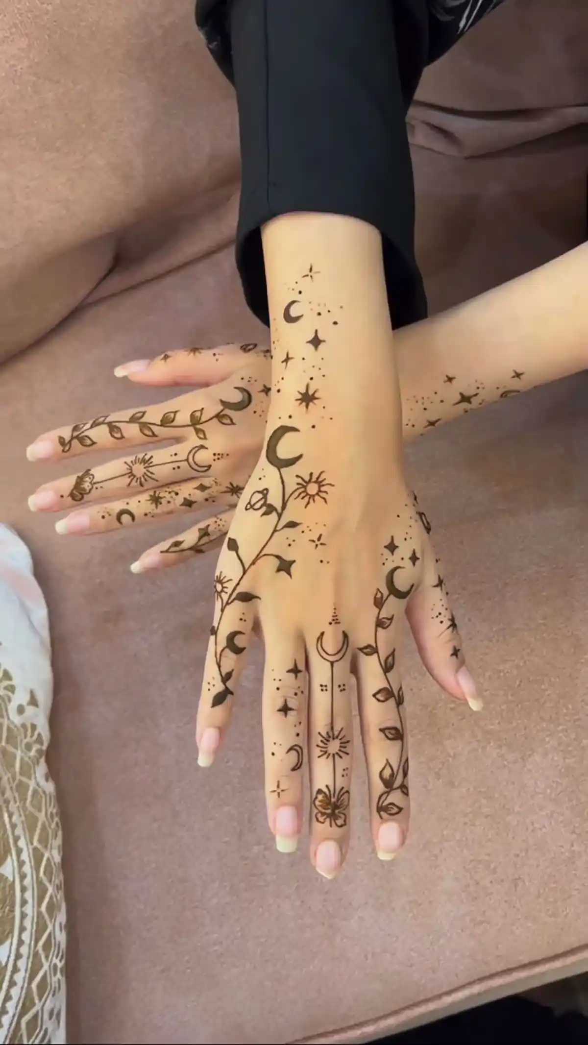 طرح حنا ساده روی انگشت 
