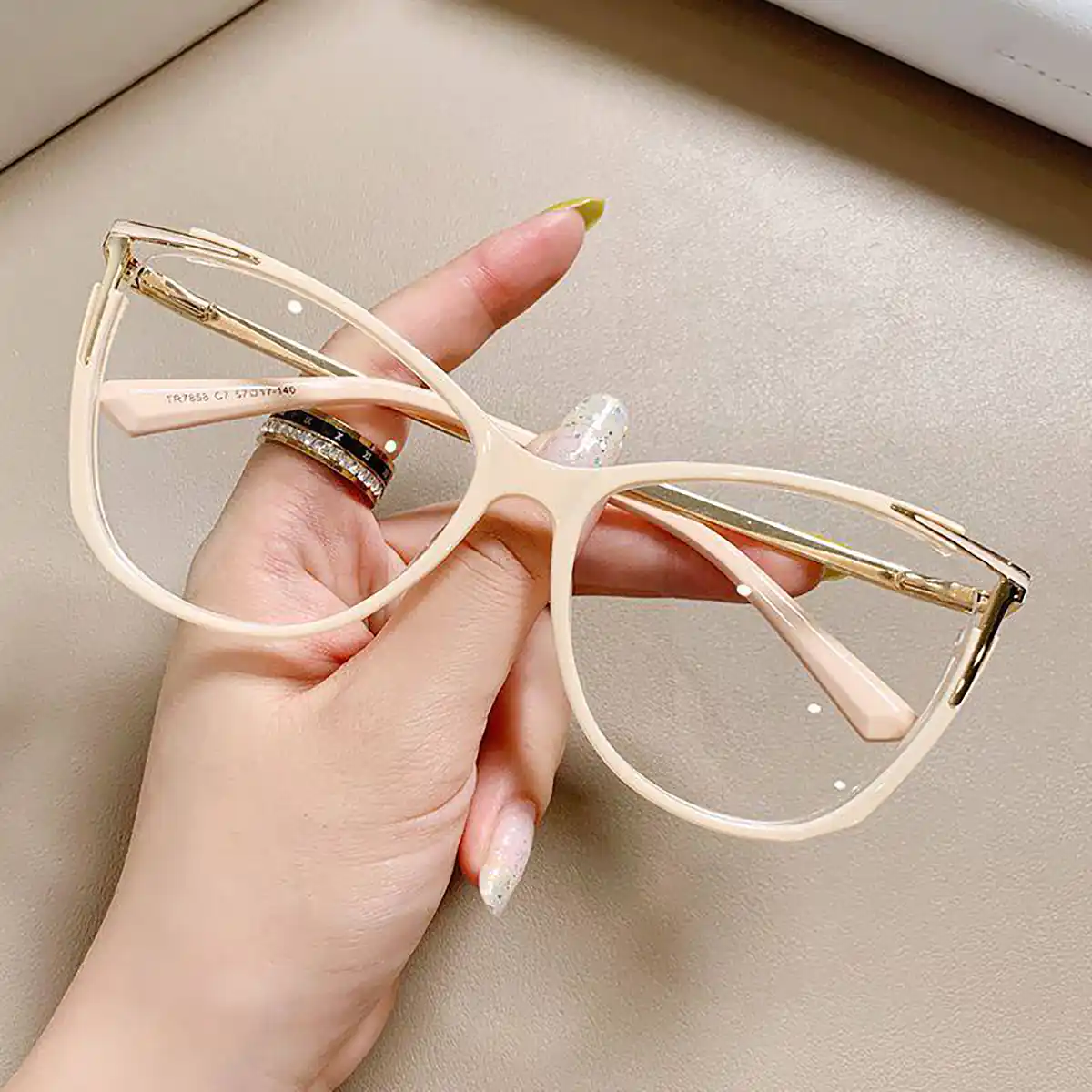 عینک طبی دخترانه شیک برای صورت گرد 