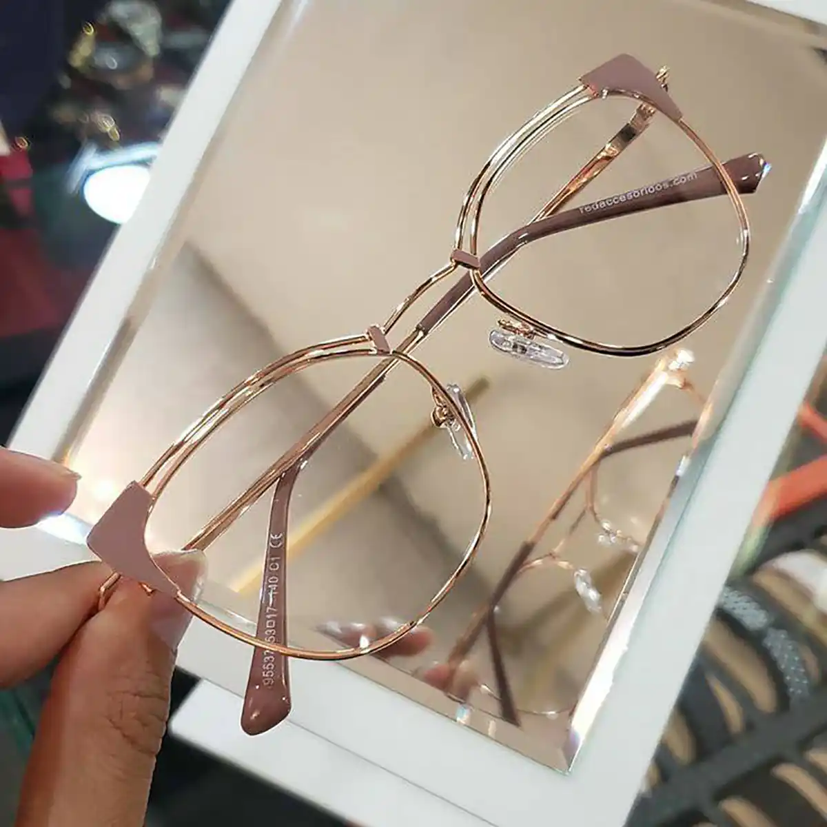مدل عینک طبی دخترانه برای صورت کشیده 