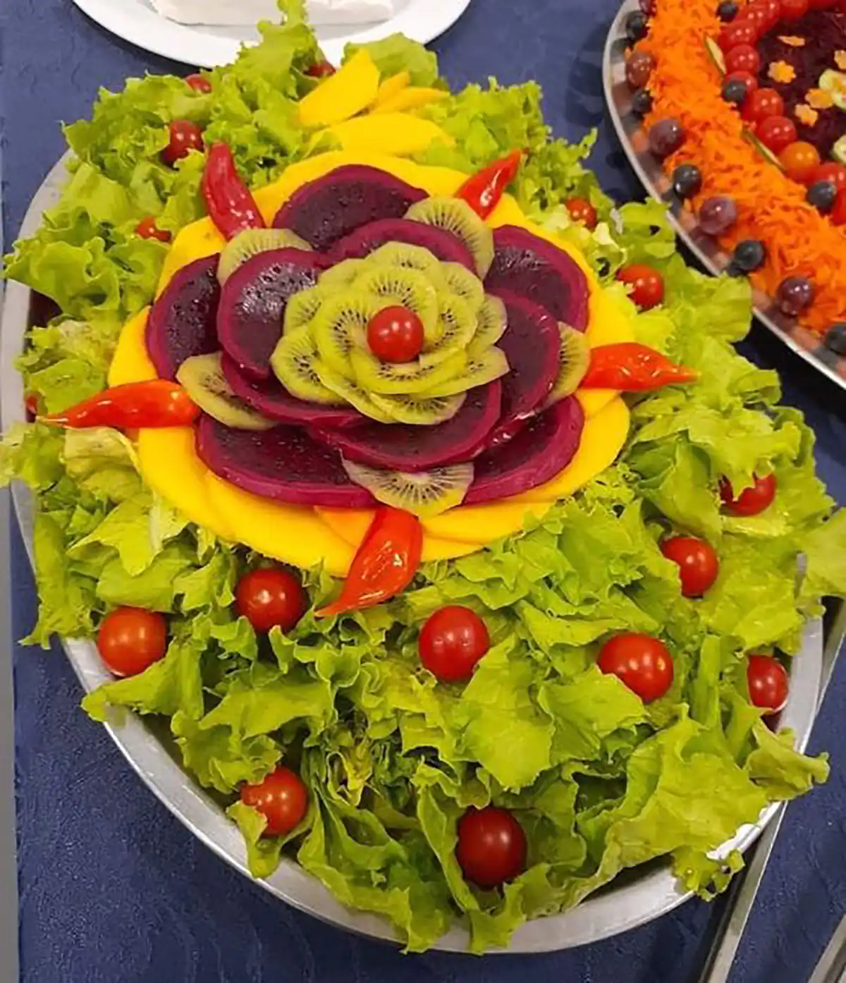 تزیین سالاد برای مهمانی ساده