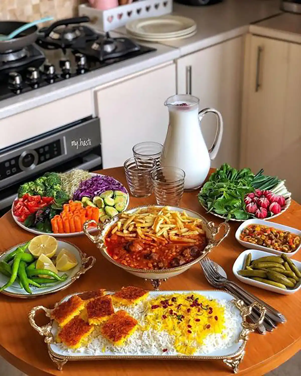 تزیین میز غذا برای مهمانی 2024
