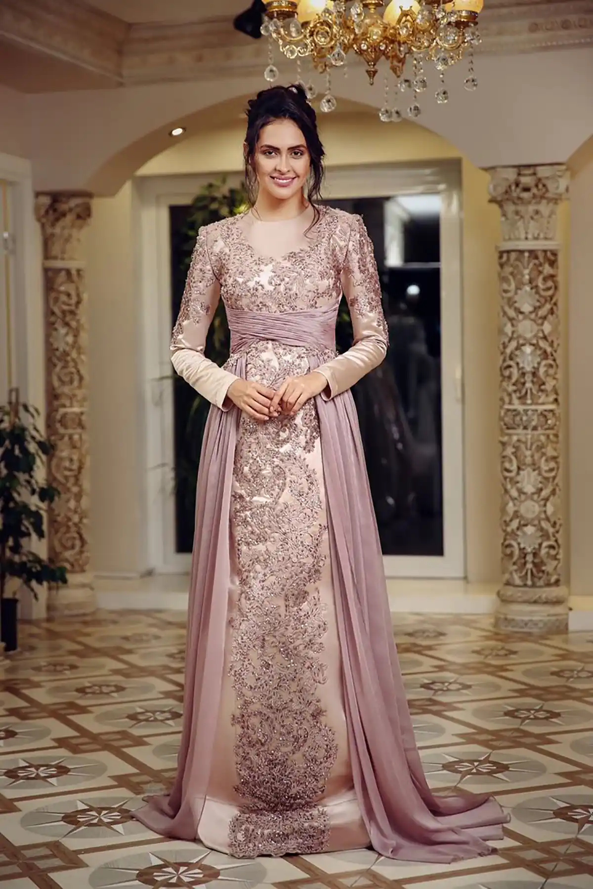 لباس مجلسی زنانه پوشیده برای عروسی