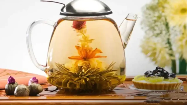 عرق بیدمشک برای چی خوبه؟ | بررسی خواص و کاربردهای درمانی آن