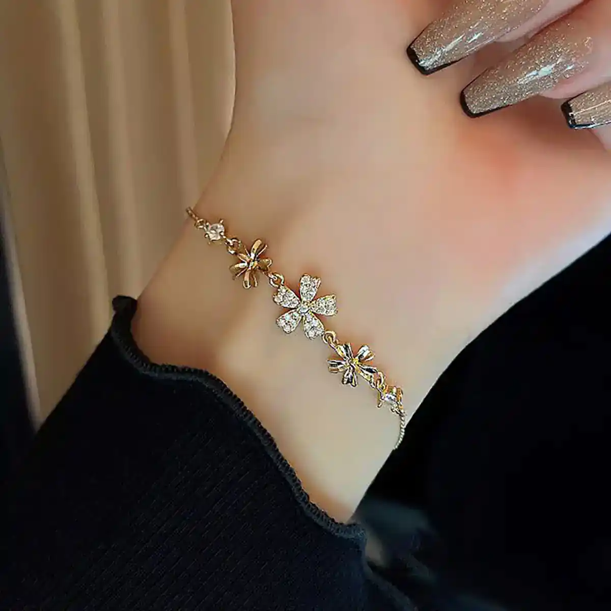 دستبند دخترانه زنجیری با طراحی خاص
