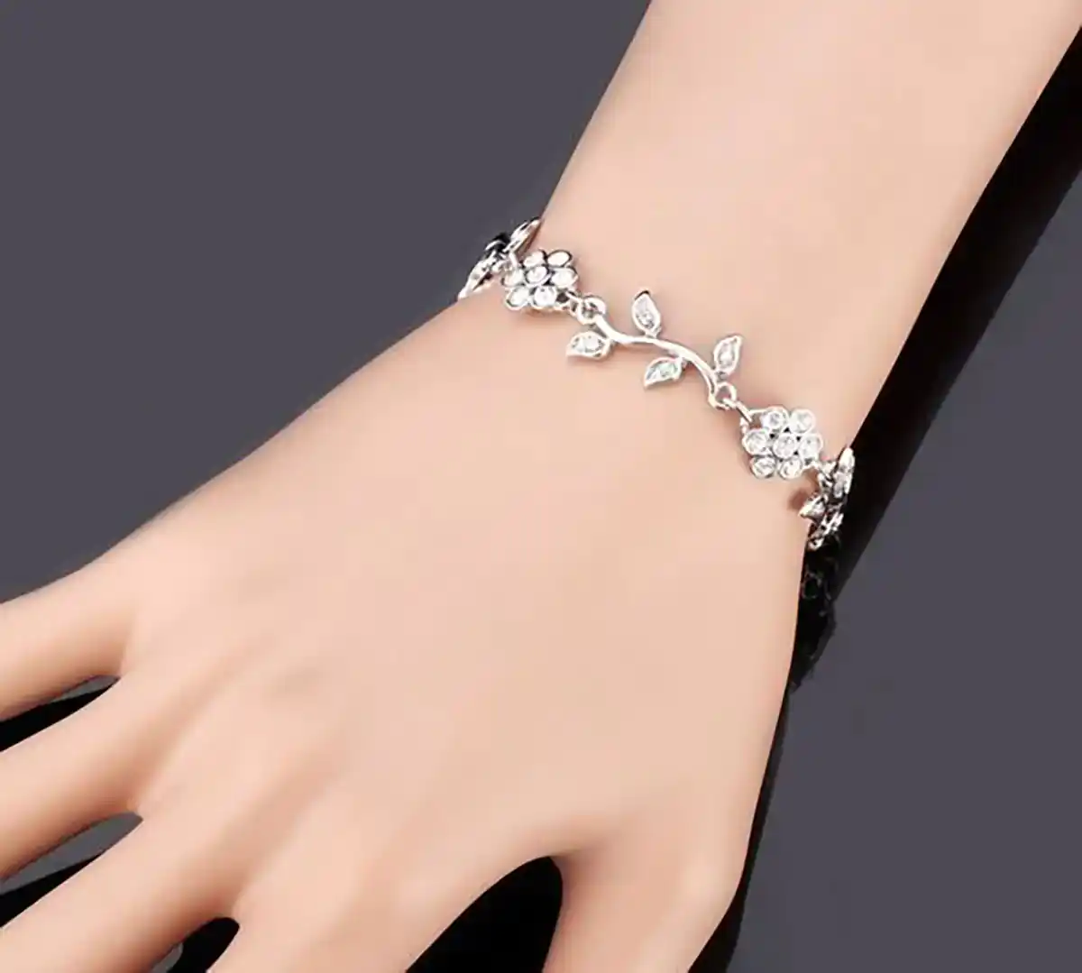 دستبند دخترانه مدرن و شیک
