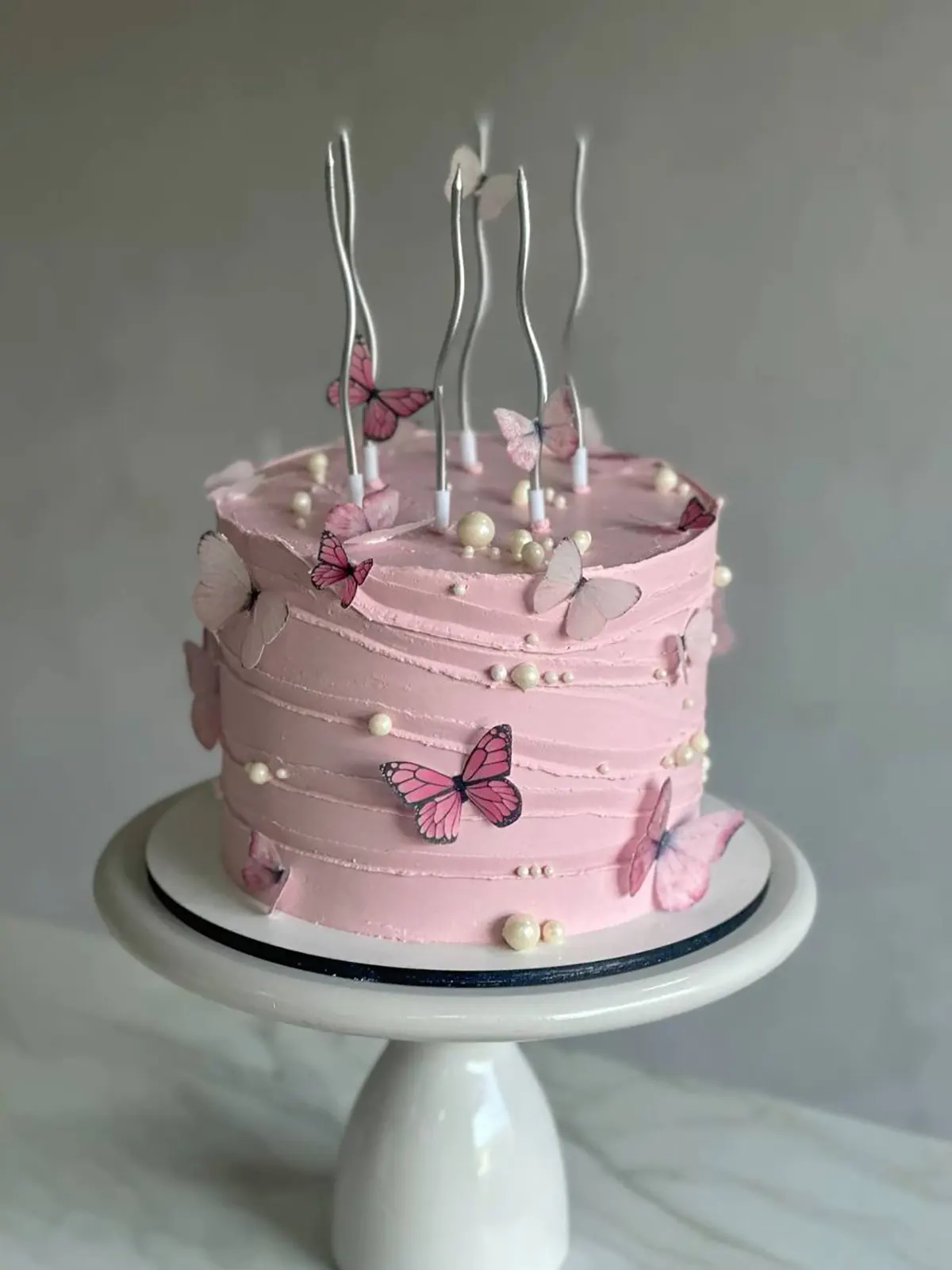 کیک پروانه ای زنانه