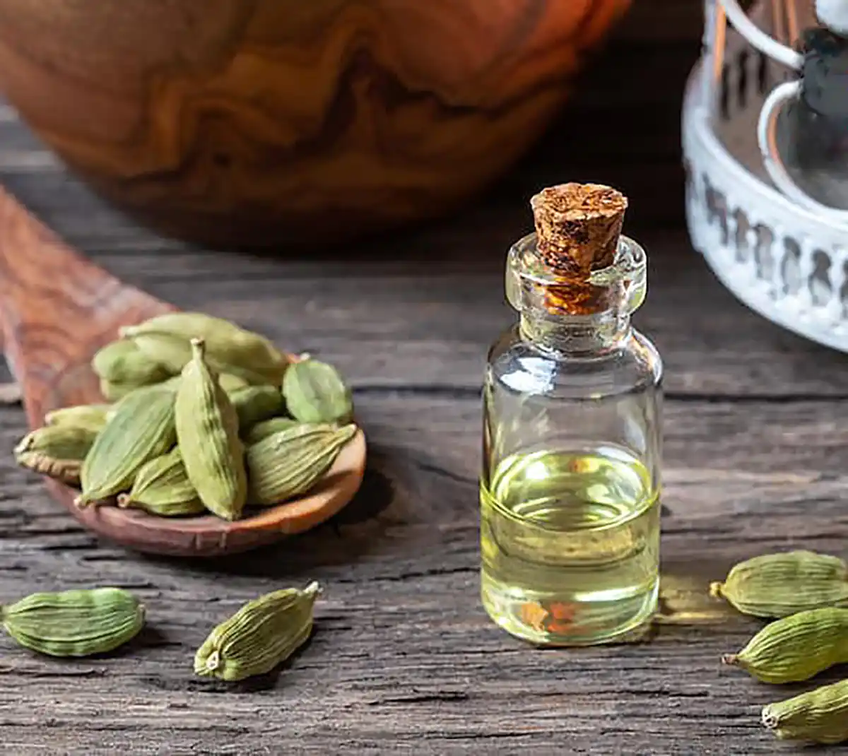 طریقه مصرف عرق هل خواص عرق هل برای زنان مضرات عرق هل طریقه مصرف عرق هل برای لاغری بهترین زمان مصرف عرق هل خواص عرق هل برای مردان خواص عرق هل و گلاب عرق هل در چه غذاهایی استفاده میشود