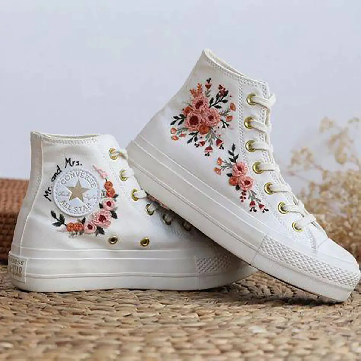 گلدوزی روی کفش مشکی
