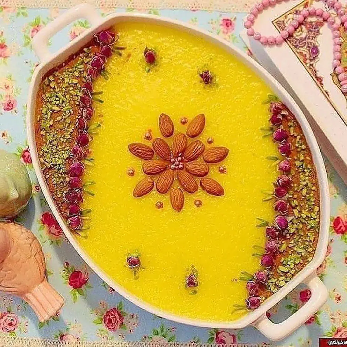 تزیین شله زرد با گل محمدی