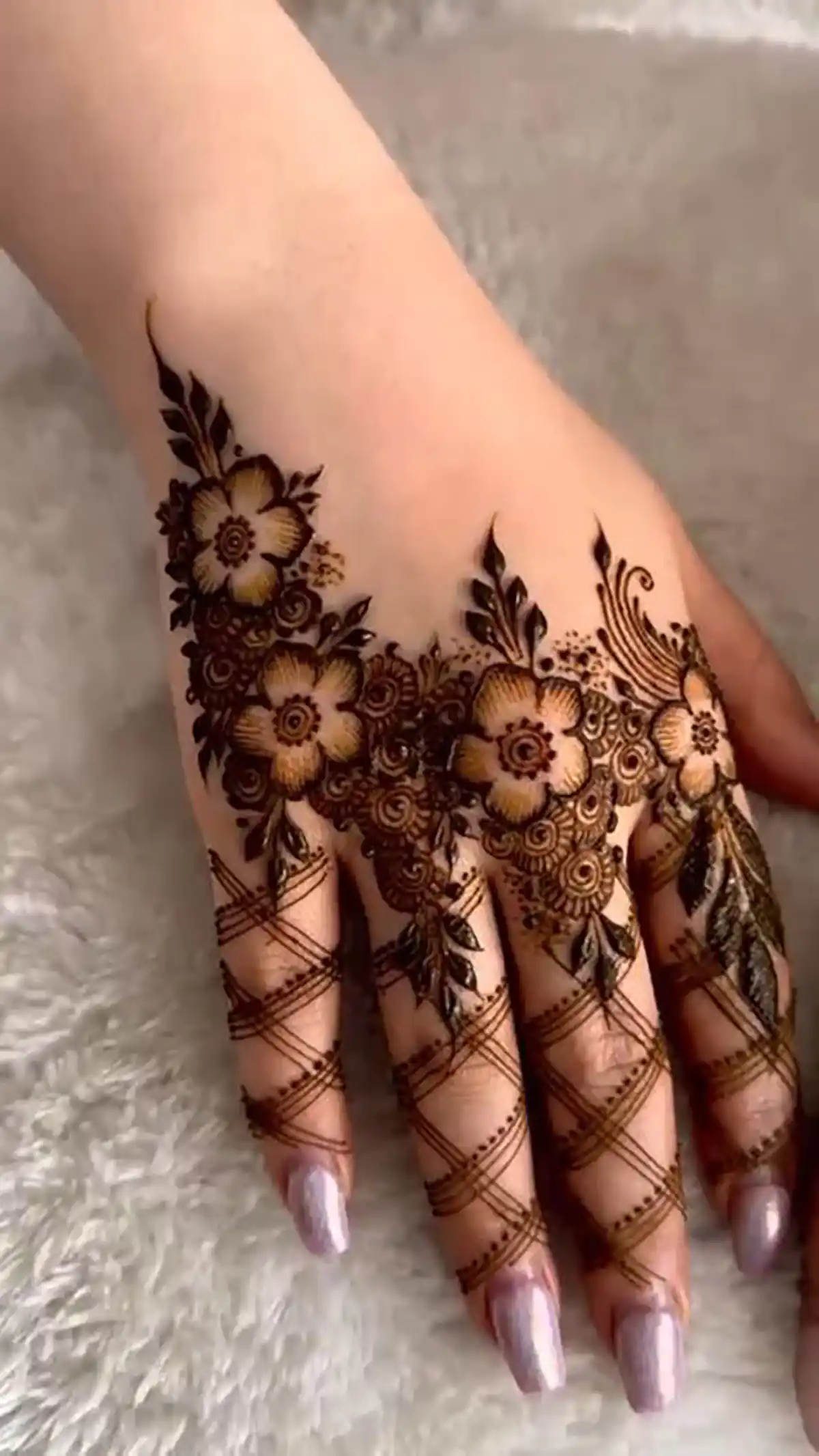 طرح حنا هندی روی دست 