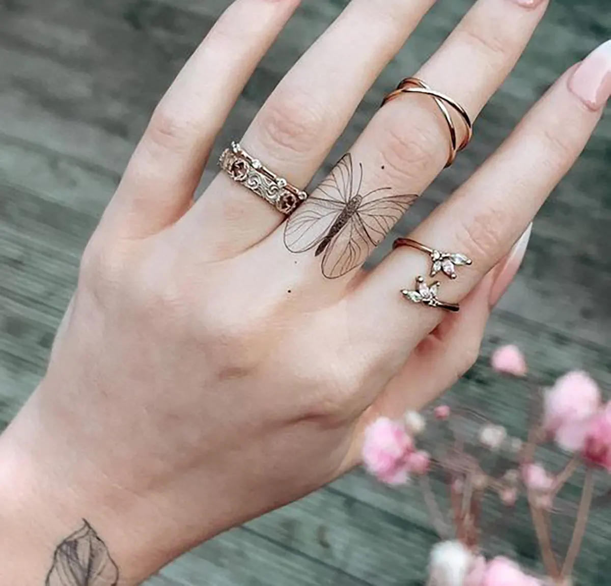 خالکوبی عاشقانه روی دست تاتو روی دست ساده طرح تاتو سينه زنانه طرح تاتو مردانه تاتو روی دست مردانه تاتو روی انگشت تتو مینیمال تاتو های معنی دار مردانه