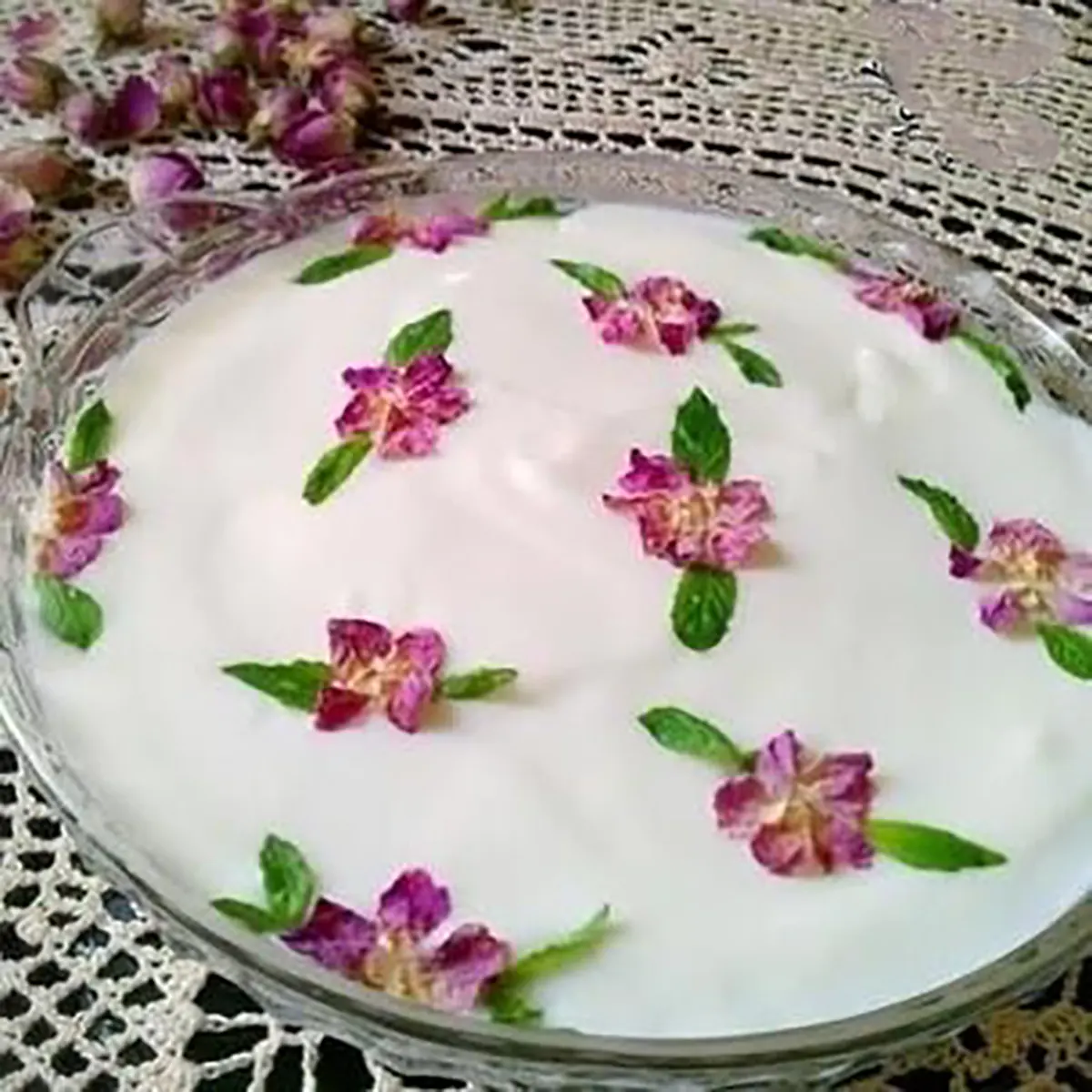 تزیین ماست ساده تزیین ماست برای مهمانی تزیین ماست در کاسه های کوچک تزیین ماست با نعناع تزیین ماست برای عروس تزیین ماست و خیار برای مهمانی تزیین ماست و خیار با گردو تزیین ماست و خیار در اینستاگرام