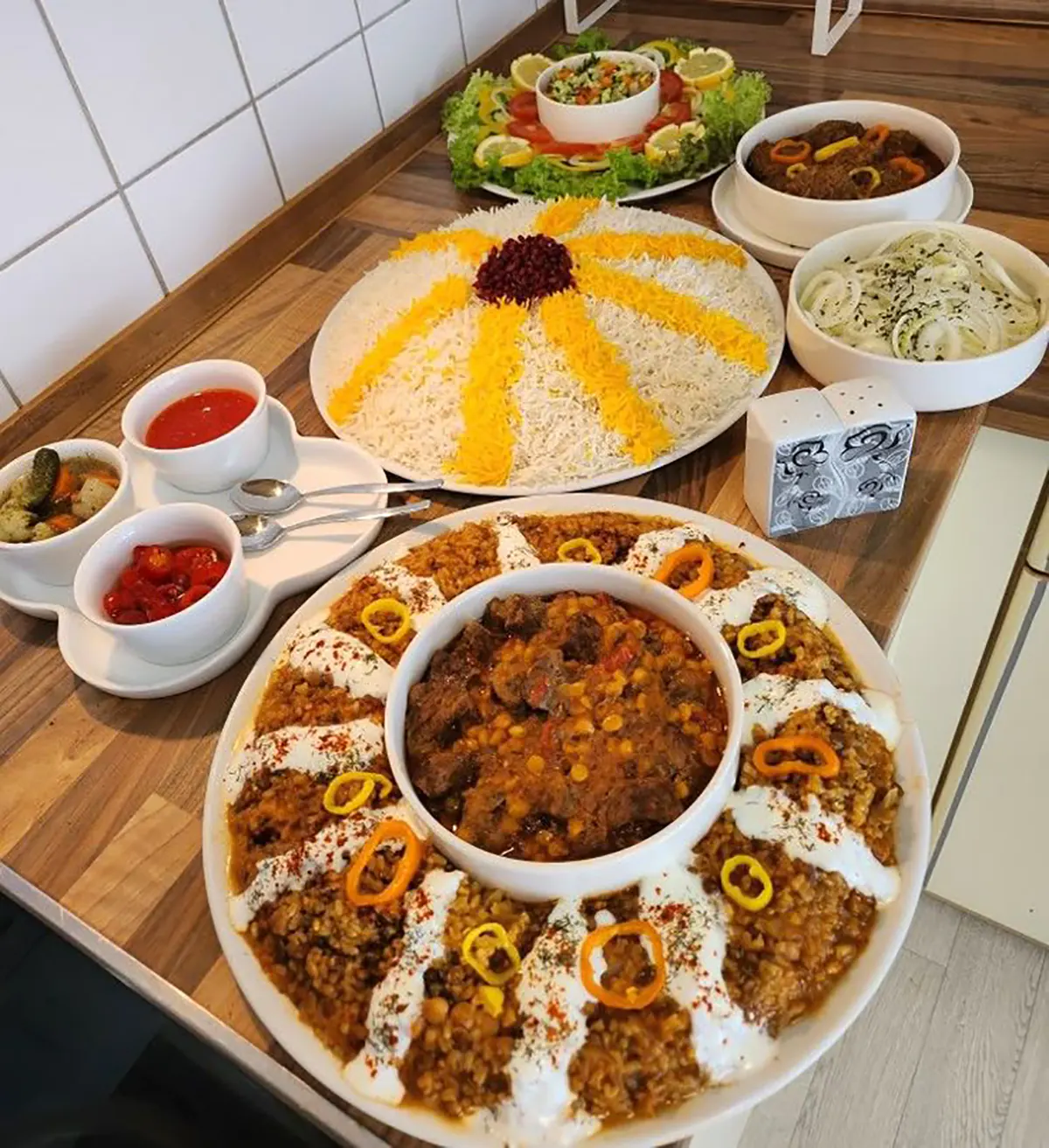 تزیین سفره شام ایرانی شیک ترین تزیین غذاهای ایرانی عکس سفره غذای شیک نحوه چیدن سفره غذا روی زمین کانال تزیین سفره غذا تزیین سفره غذا با وسایل ساده تزیین سفره غذا برای مهمان سفره شام مجلسی