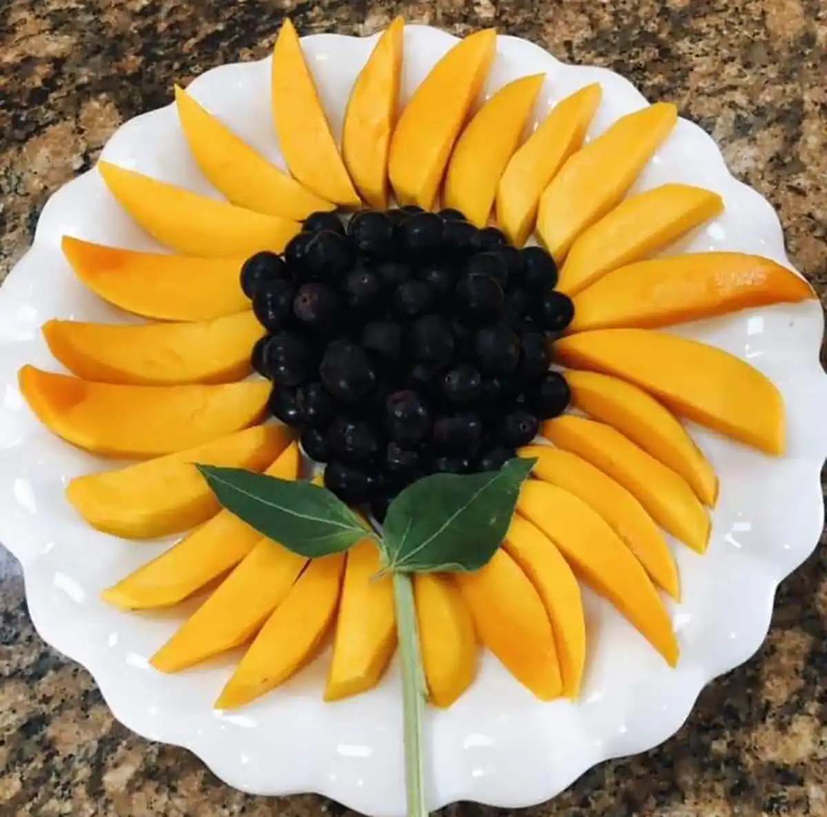تزیین میوه برای مهمانی رسمی تزیین میوه خرد شده تک نفره تزیین میوه برای مهمانی ساده تزیین میوه خرد شده در ظرف تزیین میوه برای تولد میوه خرد شده در لیوان