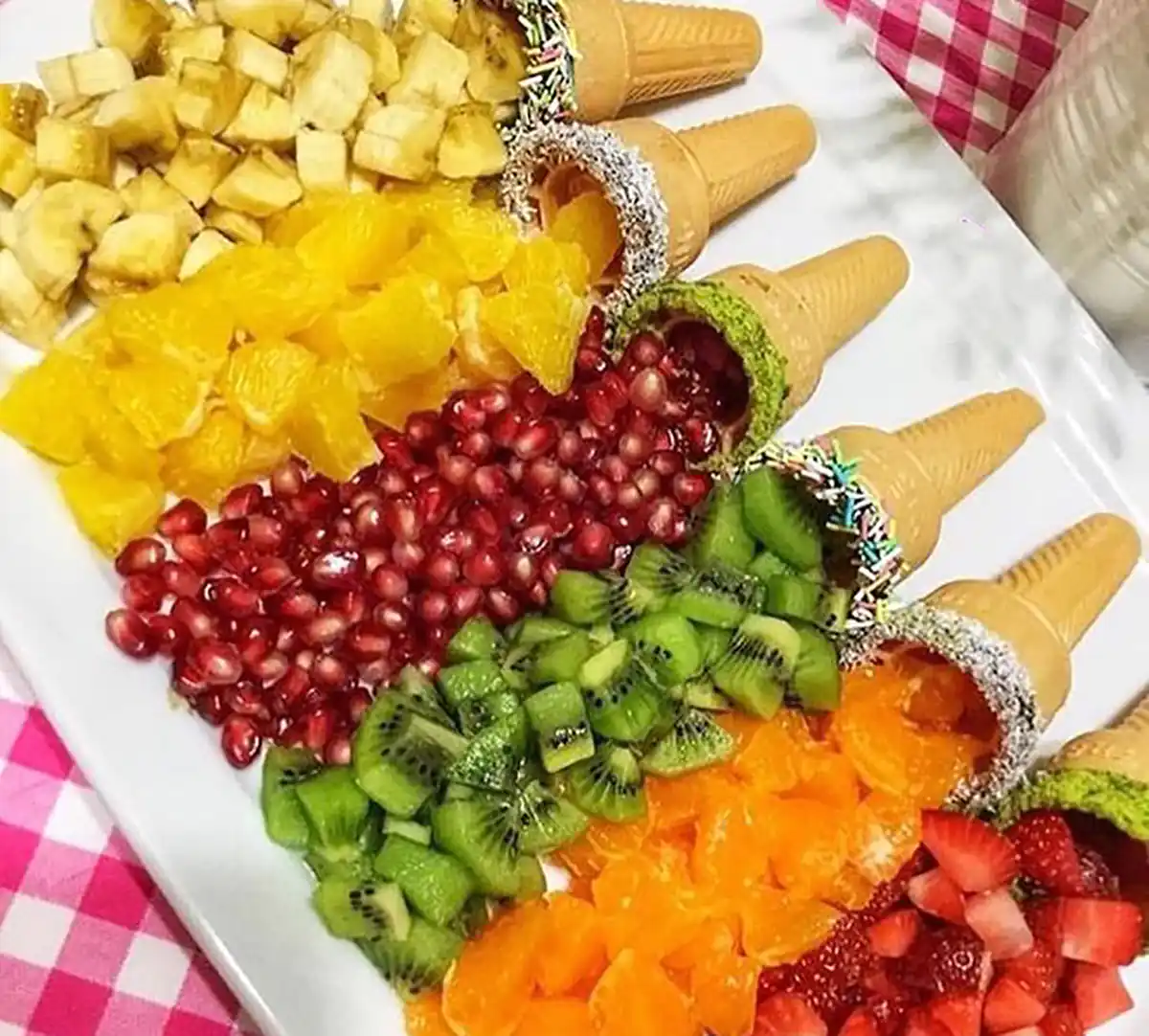 تزیین میوه برای مهمانی رسمی تزیین میوه خرد شده تک نفره تزیین میوه برای مهمانی ساده تزیین میوه خرد شده در ظرف تزیین میوه برای تولد میوه خرد شده در لیوان