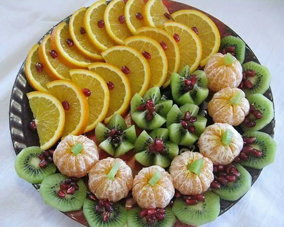 تزیین میوه برای مهمانی رسمی تزیین میوه خرد شده تک نفره تزیین میوه برای مهمانی ساده تزیین میوه خرد شده در ظرف تزیین میوه برای تولد میوه خرد شده در لیوان