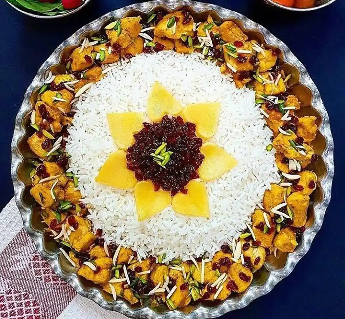 تزیین برنج ساده و زیبا تزیین برنج برای مدرسه تزیین برنج عروس شابلون تزیین برنج تزیین برنج و مرغ تزیین برنج بدون قالب 