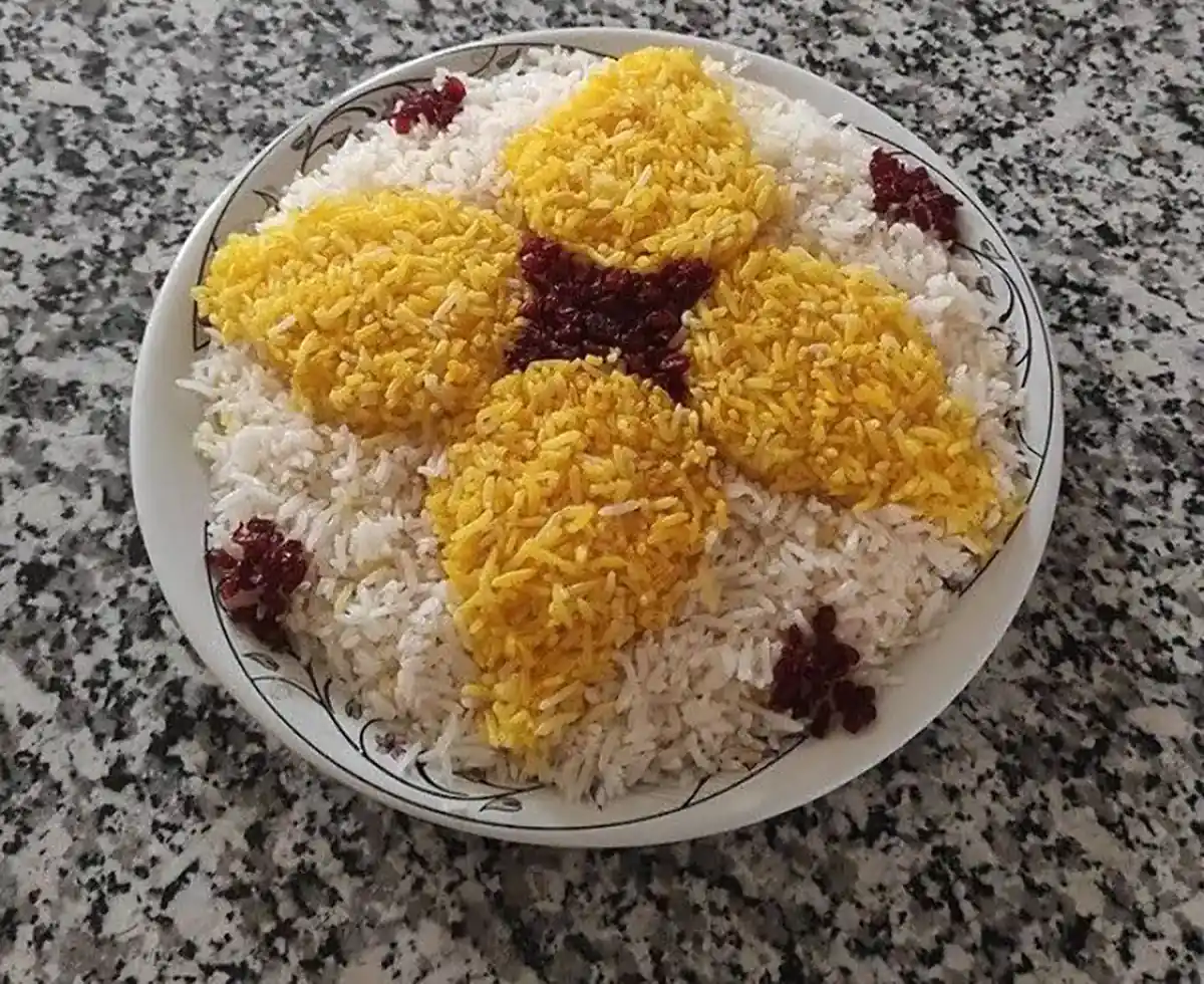 تزیین برنج ساده و زیبا تزیین برنج برای مدرسه تزیین برنج عروس شابلون تزیین برنج تزیین برنج و مرغ تزیین برنج بدون قالب 