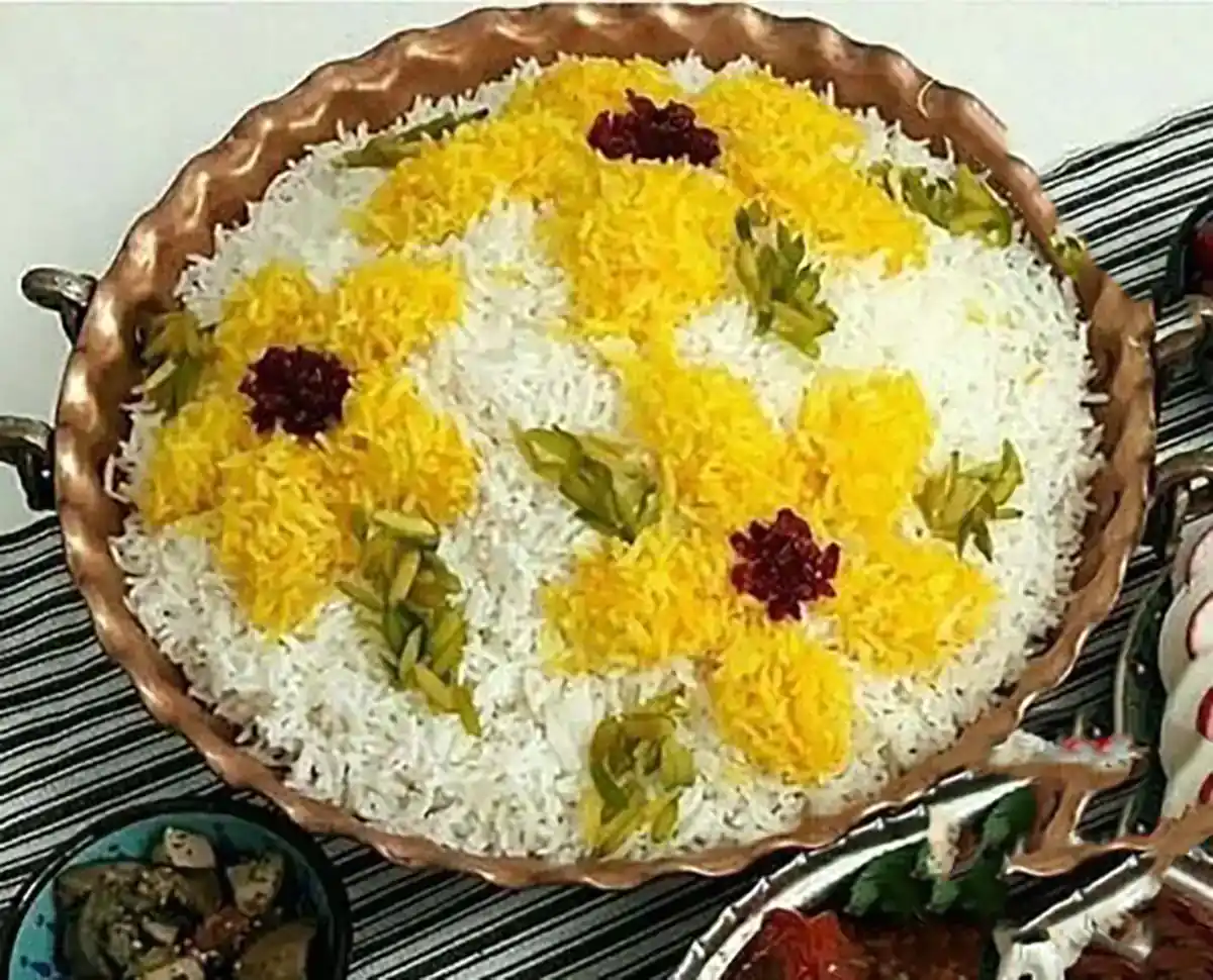 تزیین برنج ساده و زیبا تزیین برنج برای مدرسه تزیین برنج عروس شابلون تزیین برنج تزیین برنج و مرغ تزیین برنج بدون قالب 