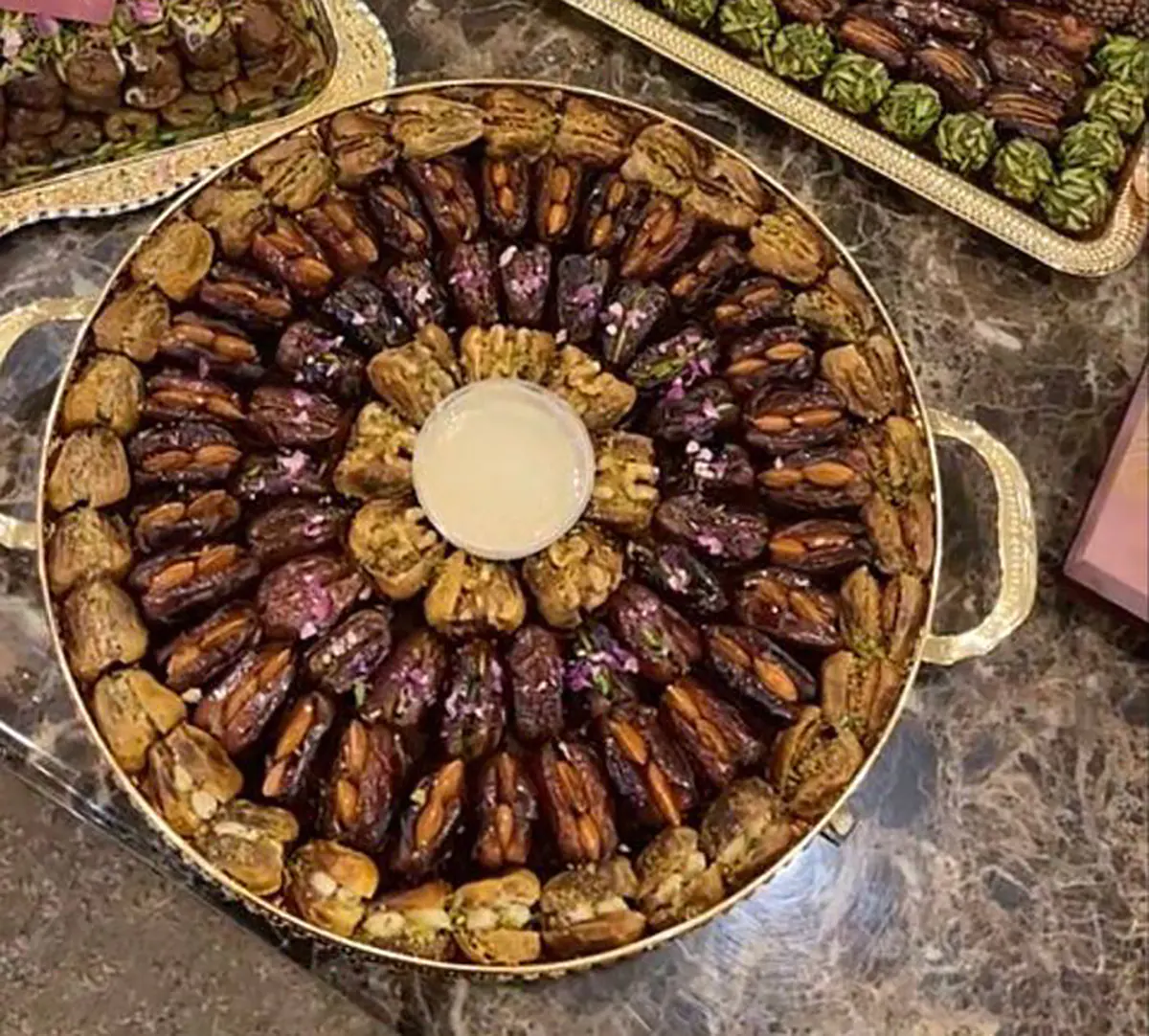 تزیین خرما برای مراسم ختم
تزیین حلوا برای مراسم ختم
خرما و حلوا مجلسی
طرز تهیه حلوا مجلسی برای ۲۰ نفر
چیدن خرما در ظرف
تزیین حلوا تک نفره