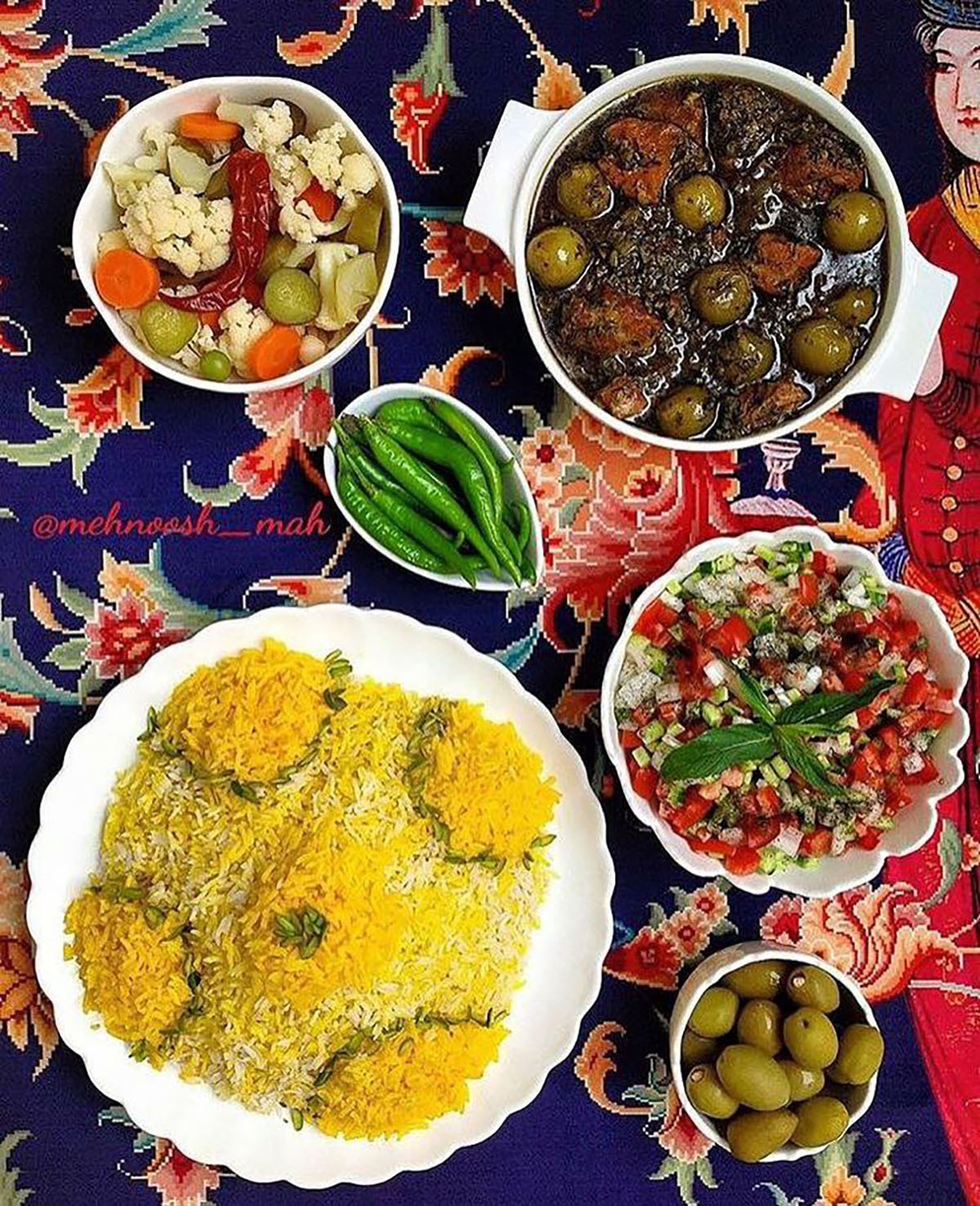 تزیین برنج در دیس بیضی
