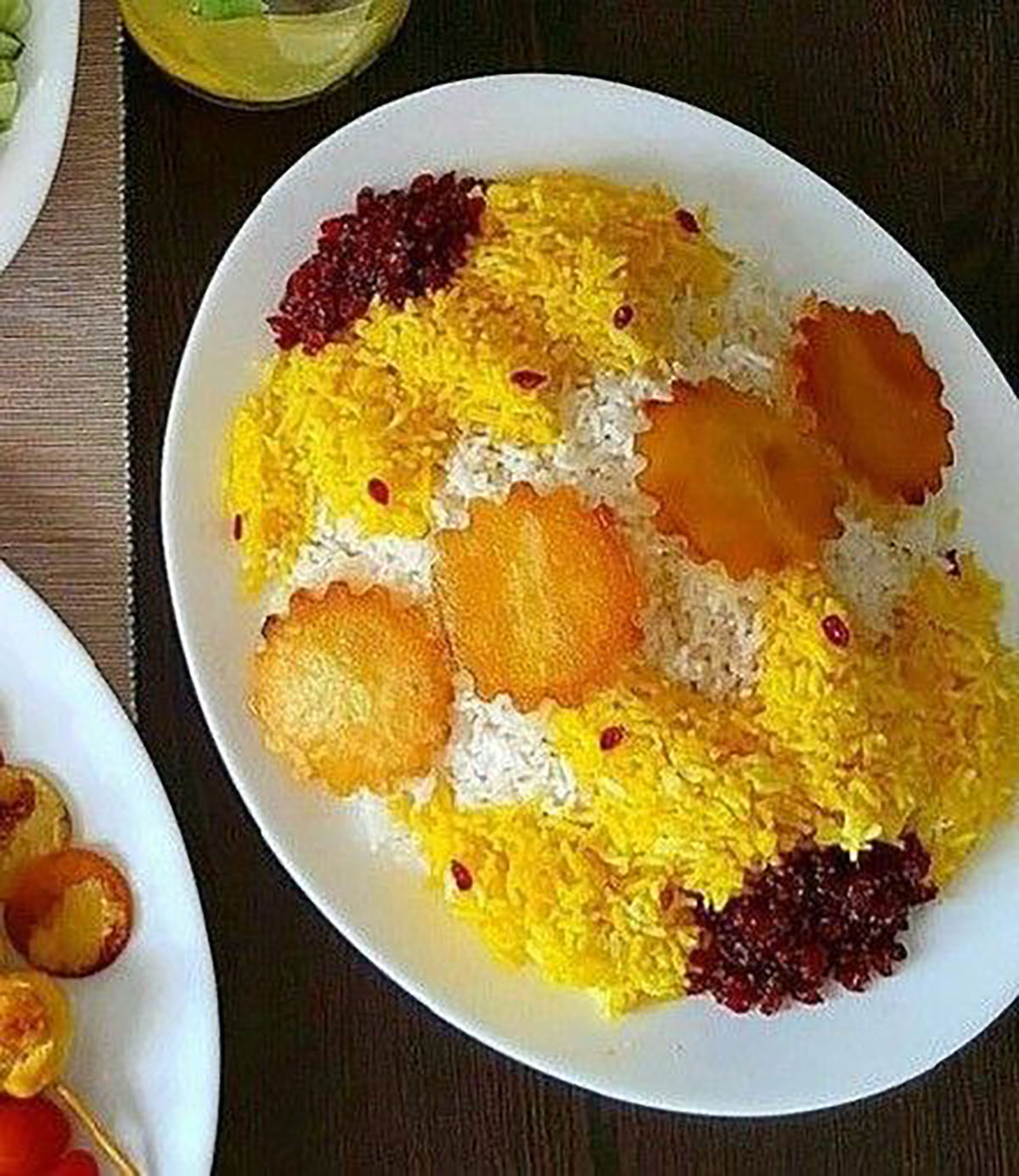 تزیین برنج با زعفران و زرشک و مرغ
