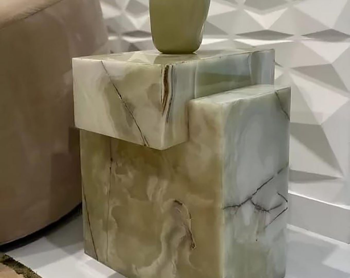 میز سنگی با پایه چوبی