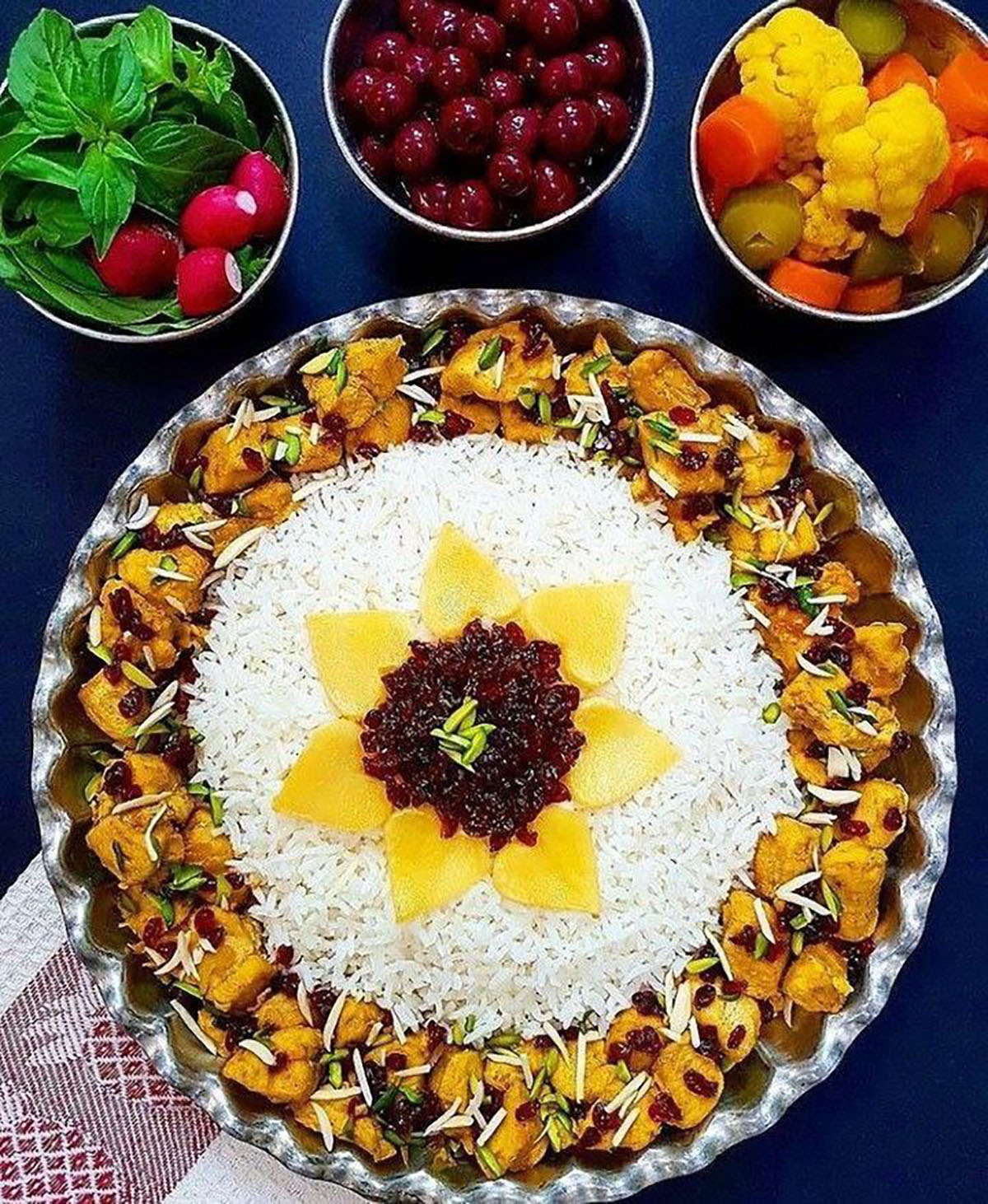 تزیین برنج با زرشک و زعفران ساده
