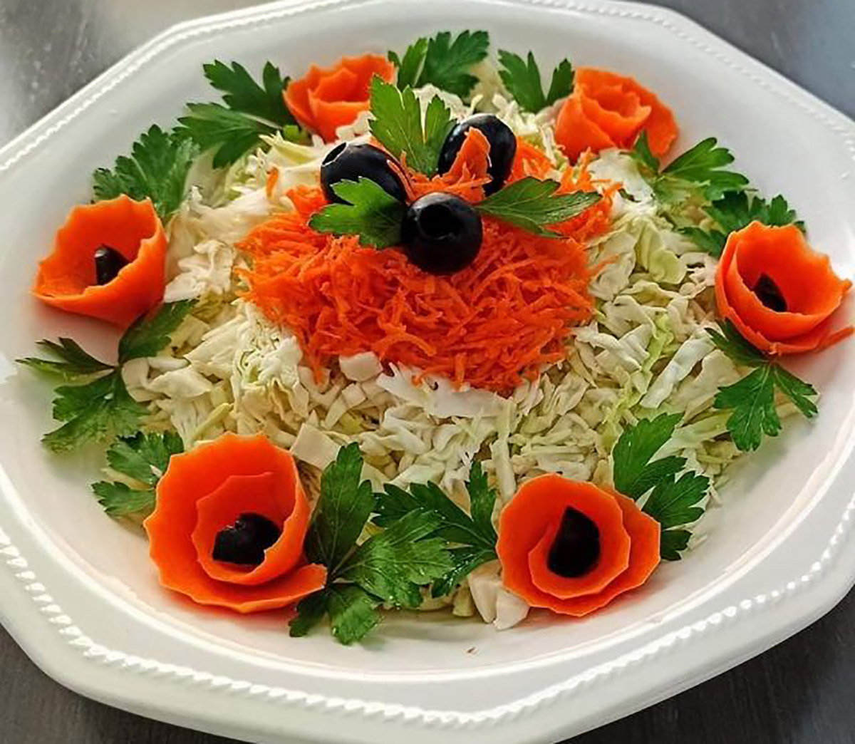 تزیین سالاد شیرازی در ظرف گرد
