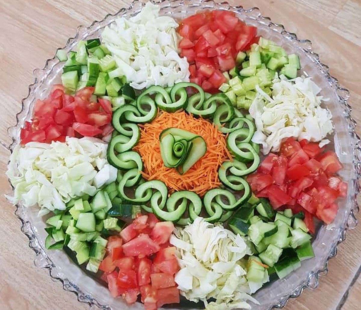 تزیین سالاد کاهو و خیار و گوجه و هویج
