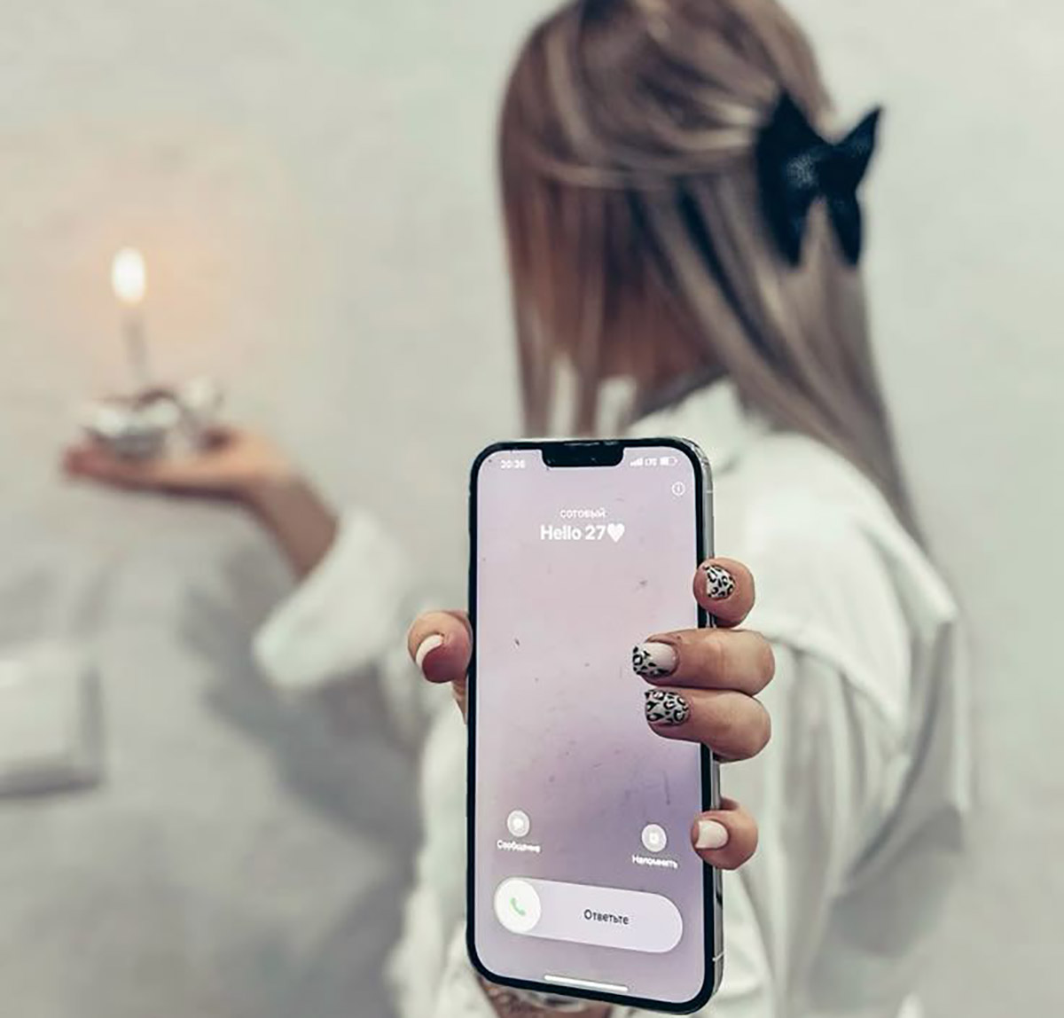 عکس دختر با کیک تولد بدون چهره

