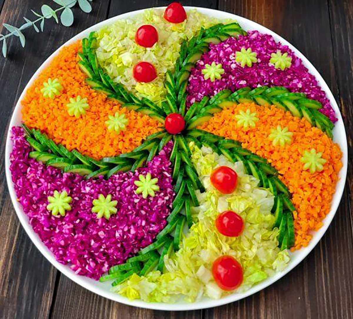 تزیین سالاد برای مهمانی با کاهو
