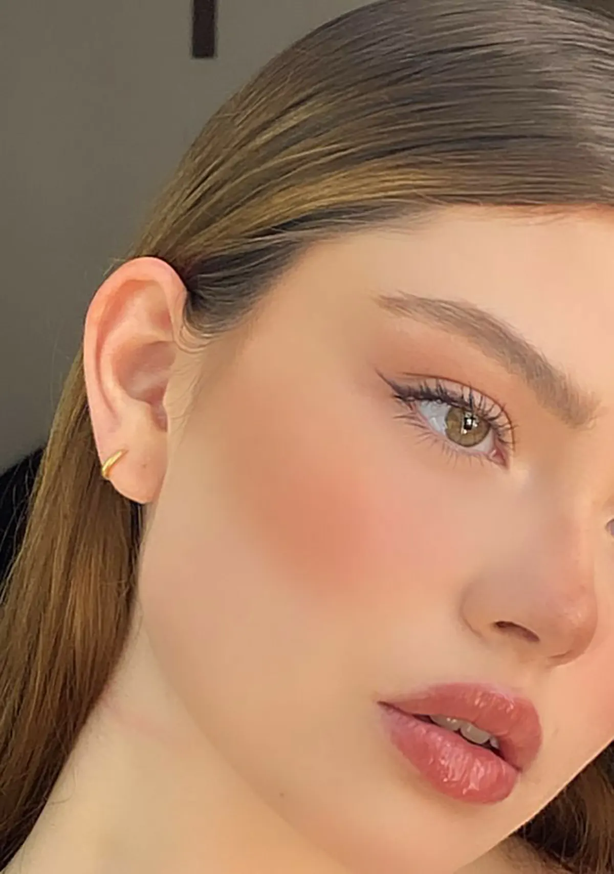 خط چشم گربه ای نازک دخترانه
