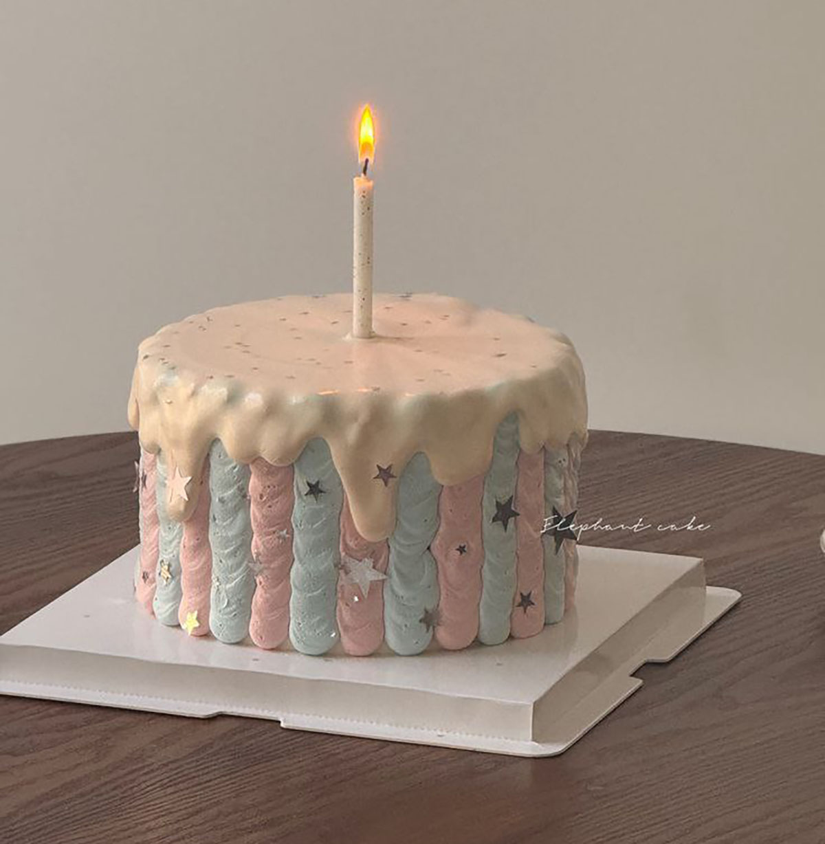 کیک تولد دخترانه عروسکی صورتی
