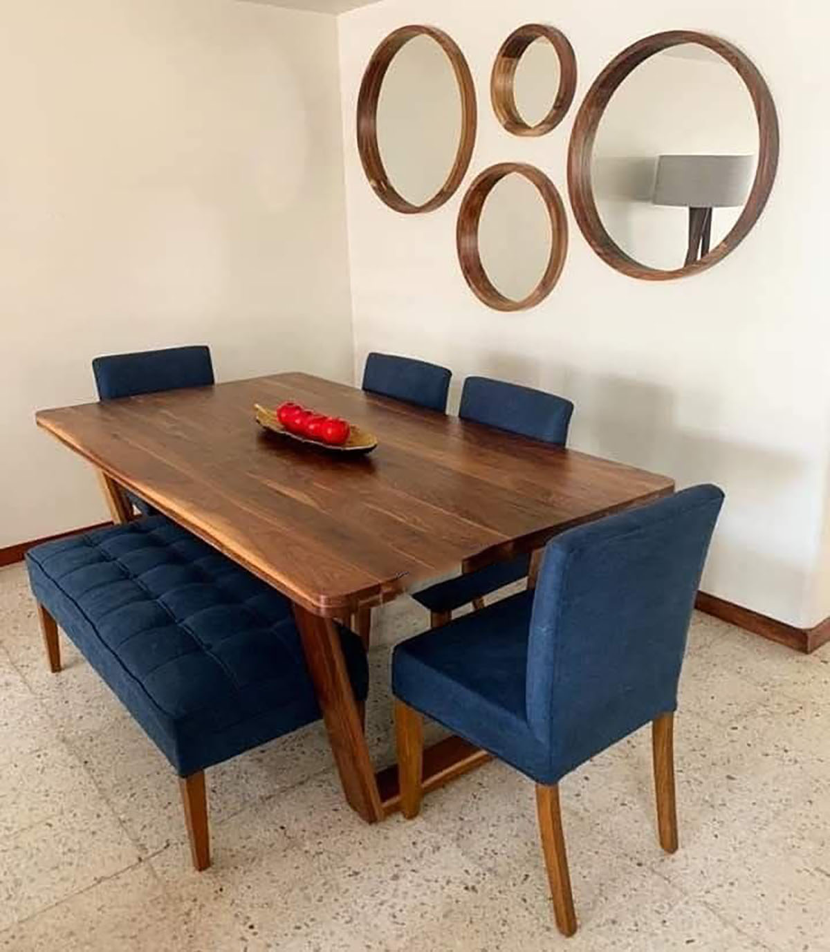 میز ناهار خوری کوچک و شیک
