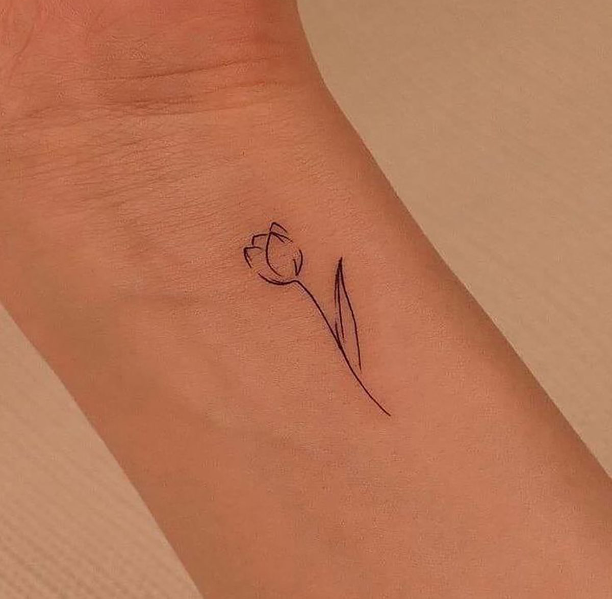 تاتو روی دست دخترانه کوچک

