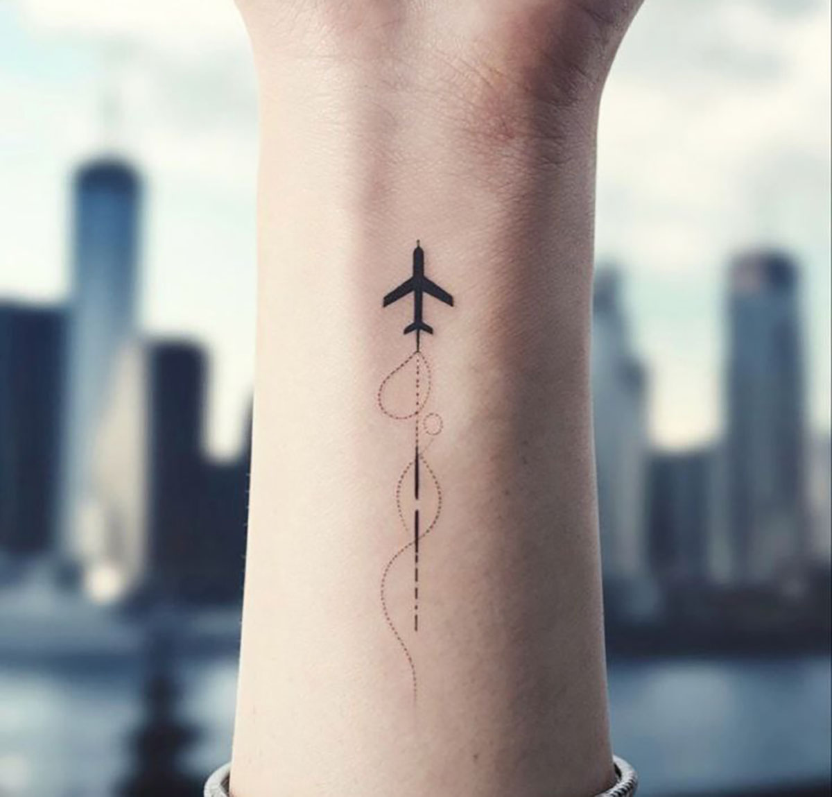 تاتو روی دست مردانه کوچک
