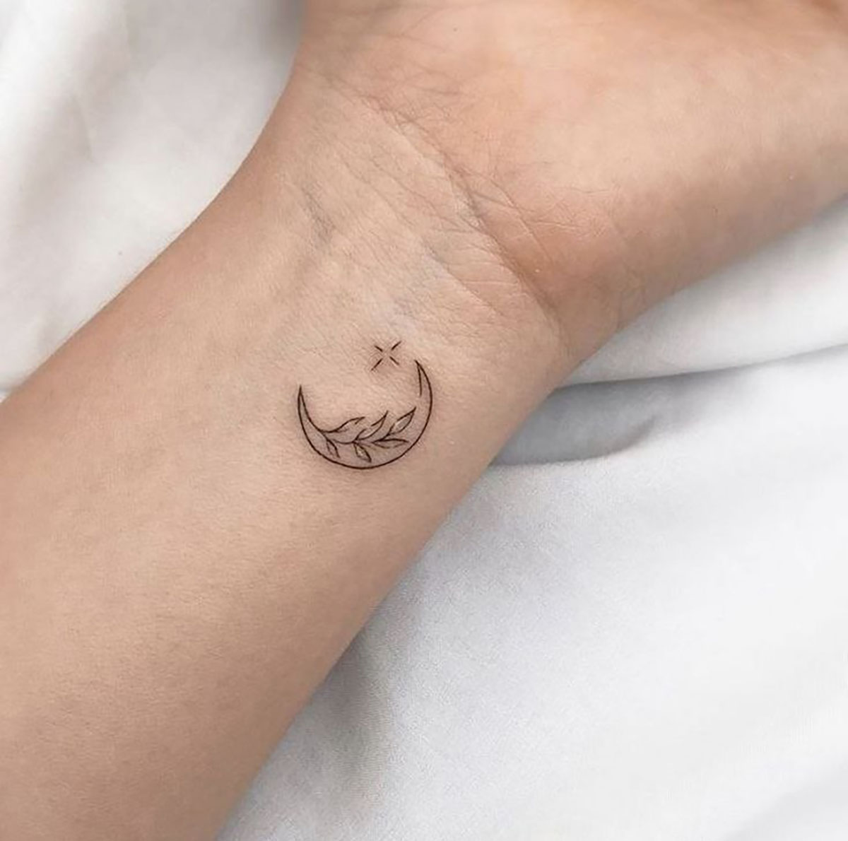 تاتو روی دست مردانه خفن
