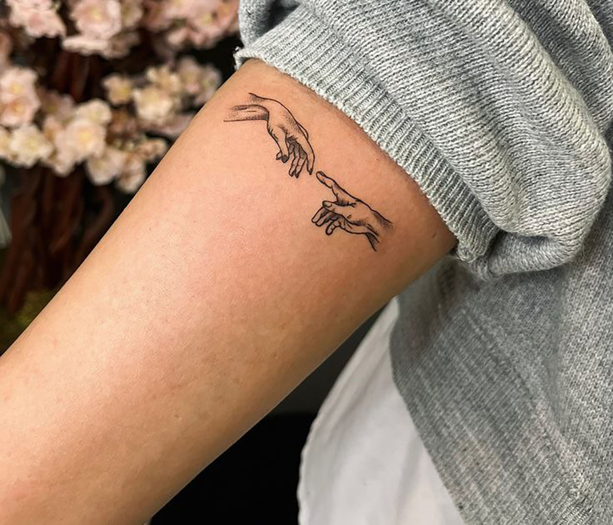 طرح تاتو روی ساعد دست نوشته
