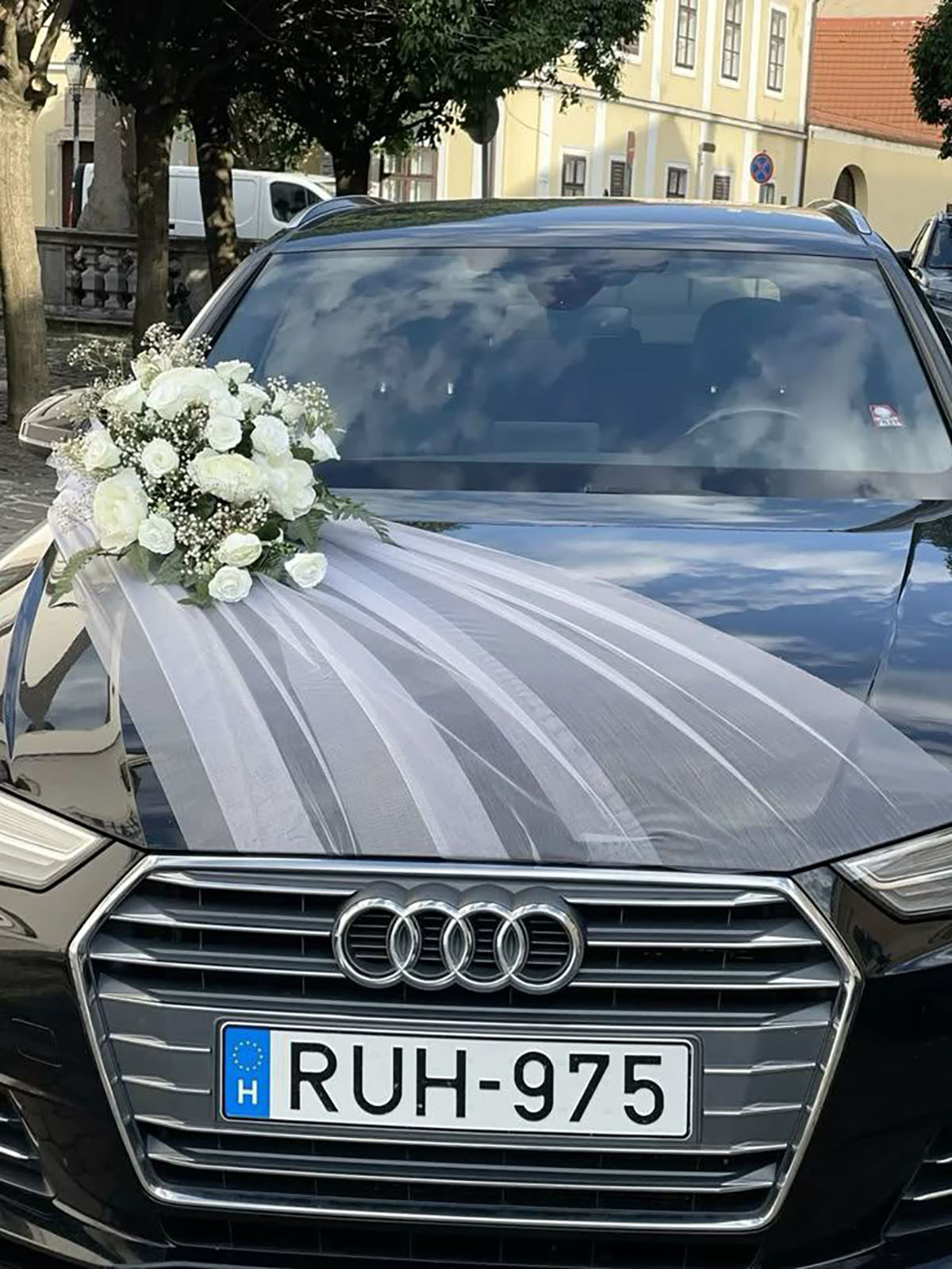 گل ارایی ماشین عروس ساده و شیک
