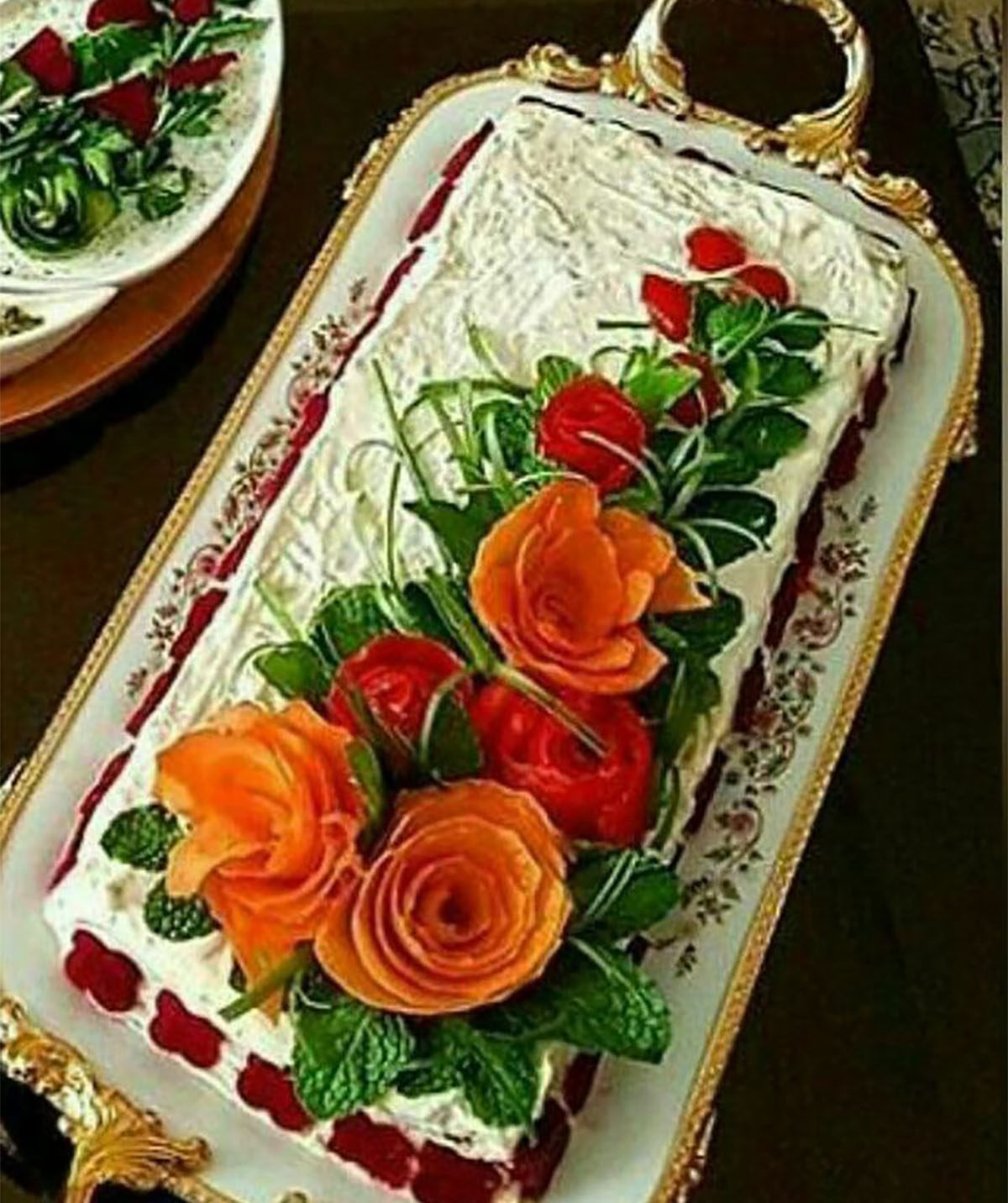 تزیین سالاد کاهو در ظرف مربع